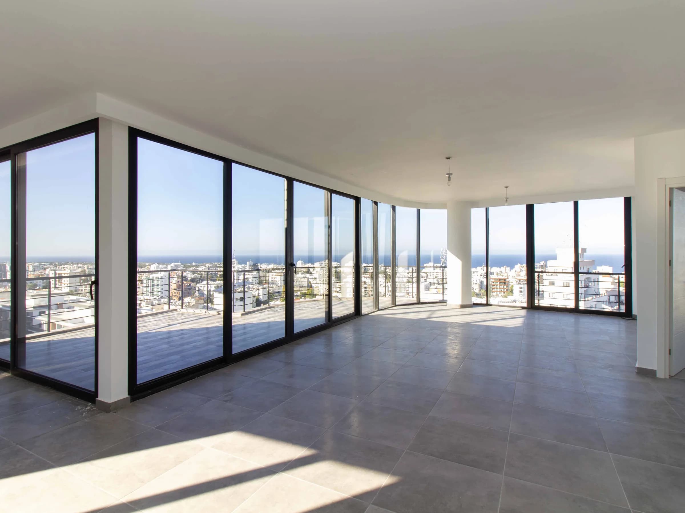 CC Towers Girne, dwupoziomowy penthouse 3+1, salon z panoramicznymi oknami