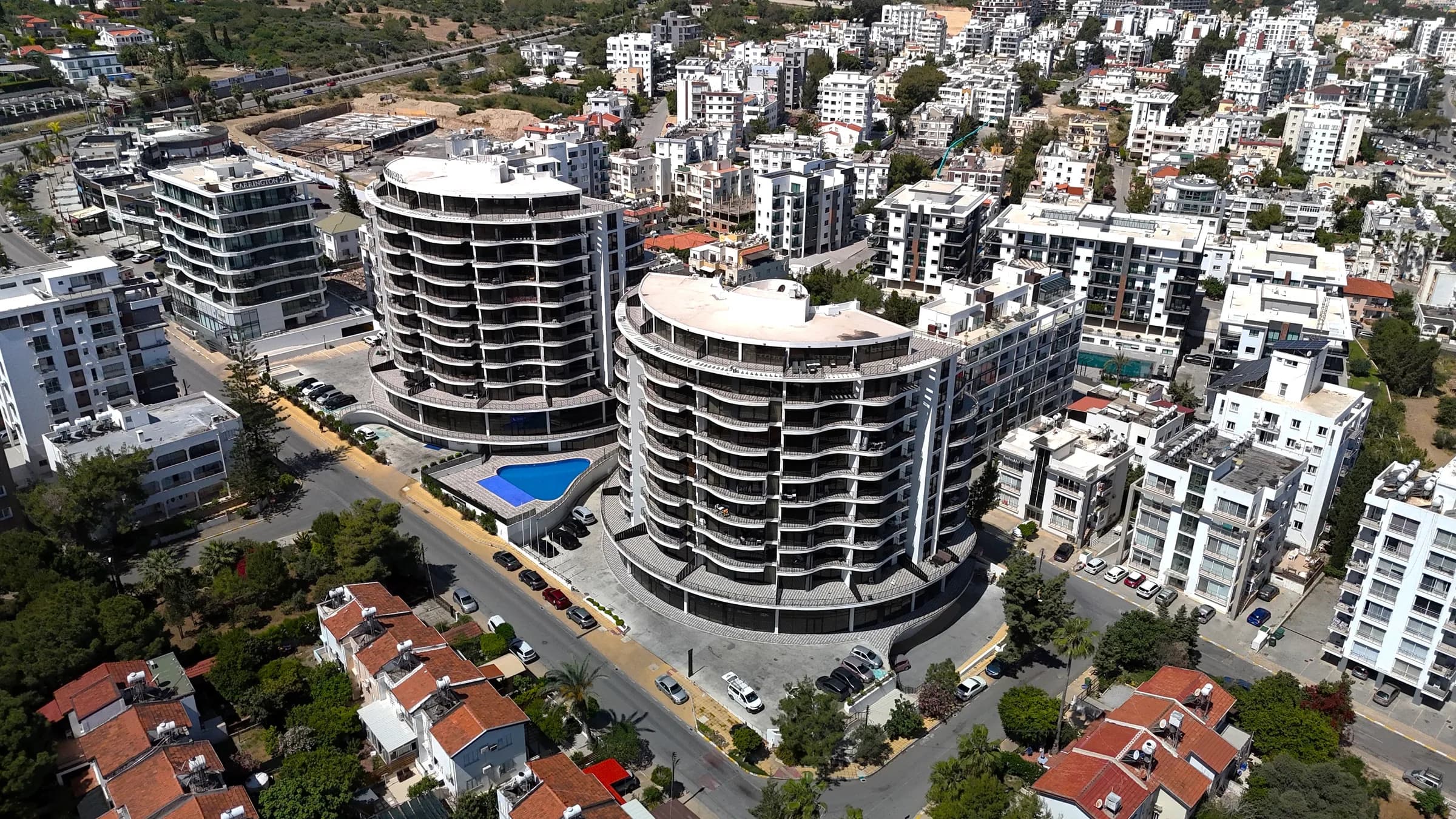 CC Towers Girne, zdjęcie z drona: dwie wieże i wspólny basen (maj 2024)