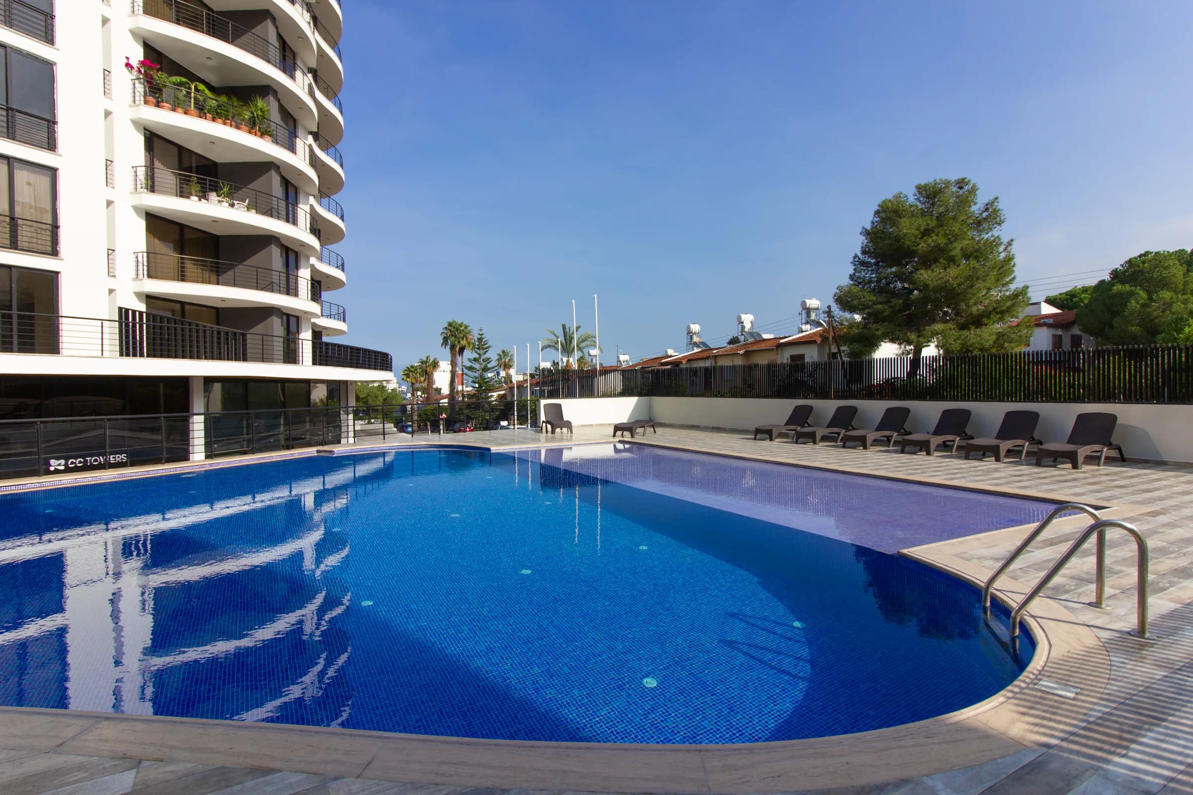 CC Towers Girne, wspólny basen odkryty między budynkami