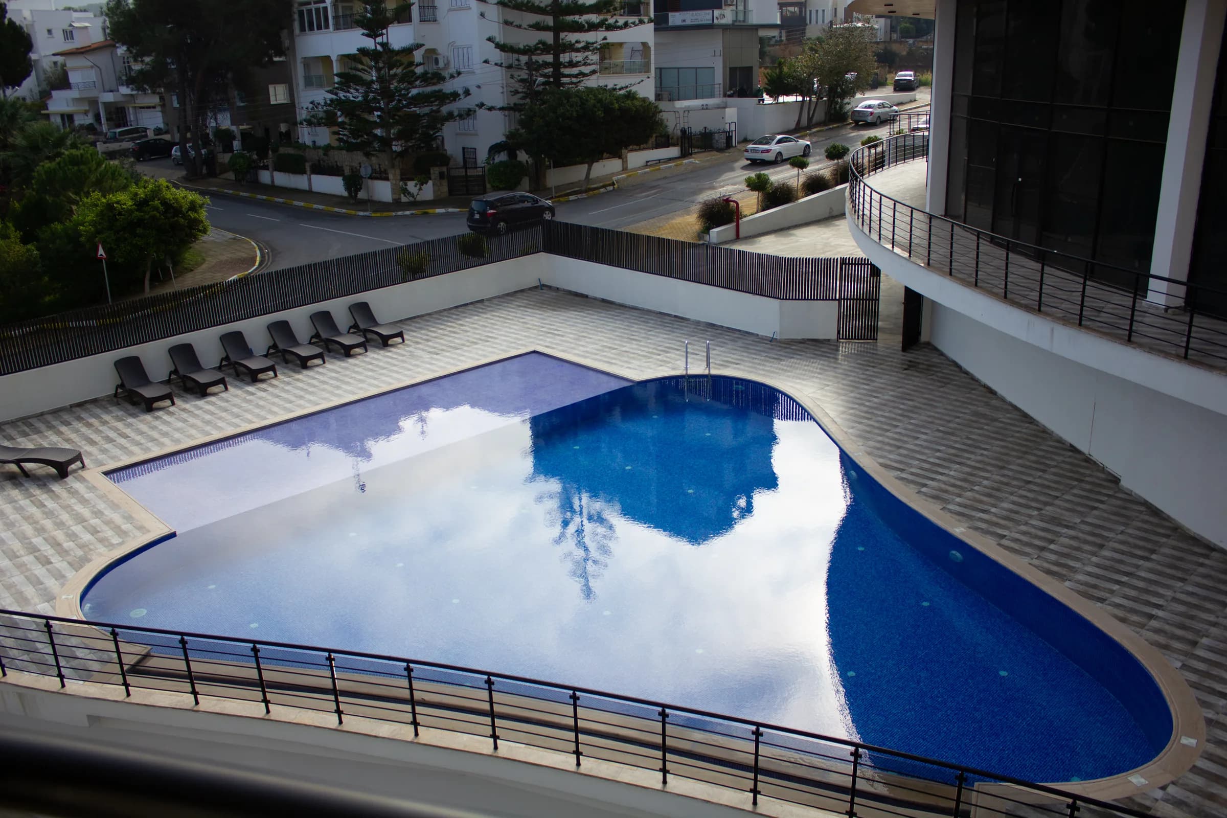 CC Towers Girne, taras przy basenie z leżakami