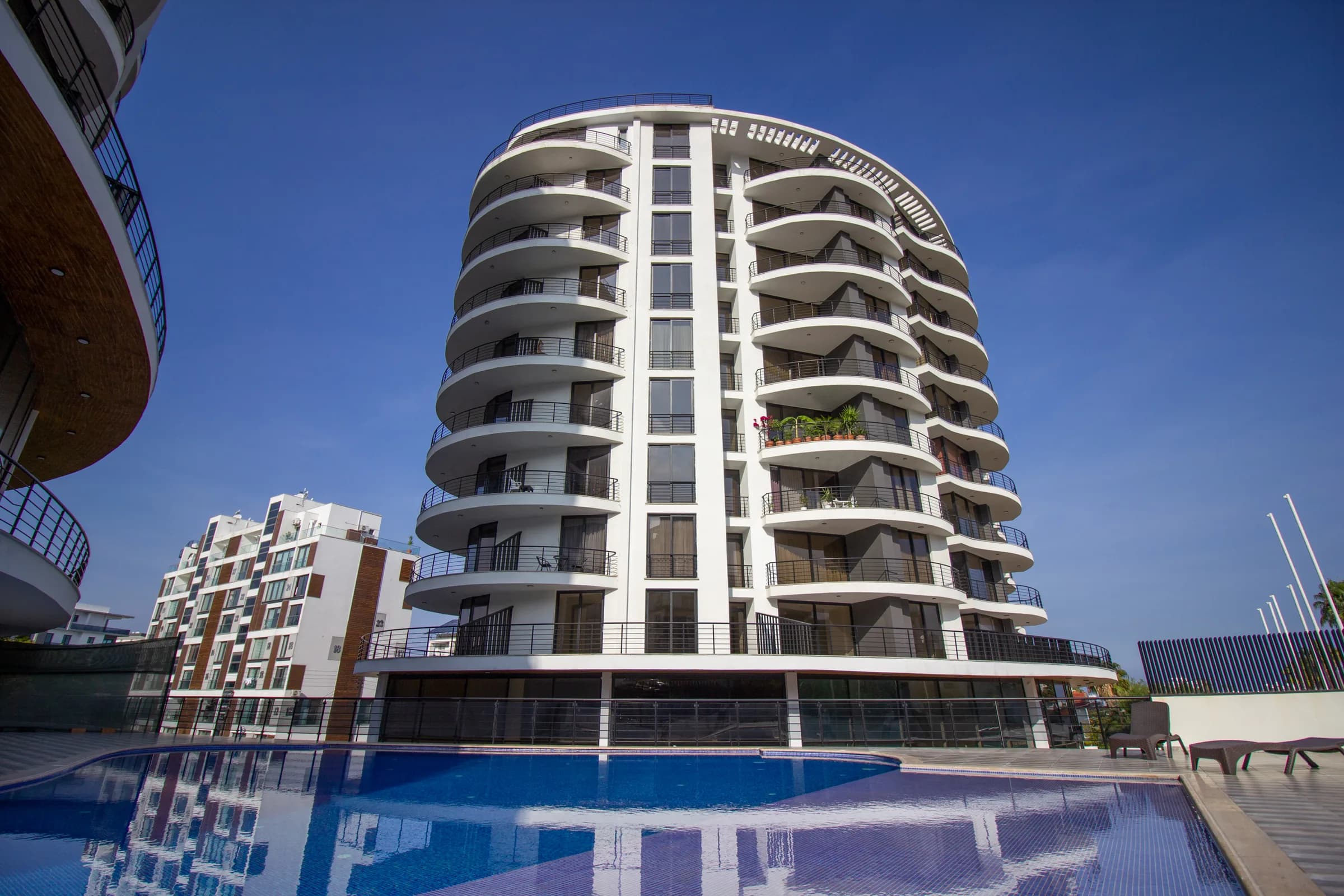 CC Towers Girne, wieża i wspólny basen odkryty