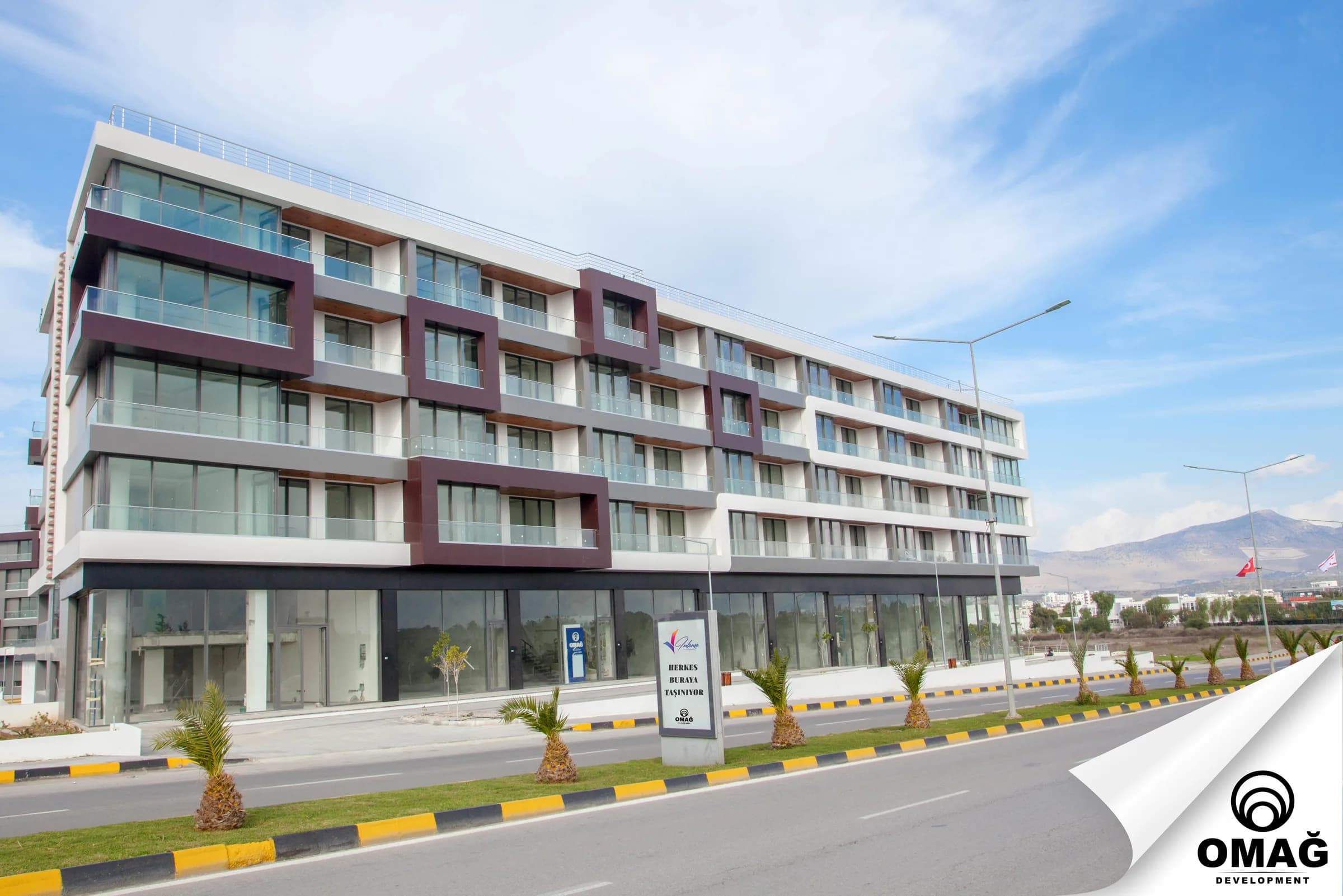 Front of a Residence building along the road (photo)