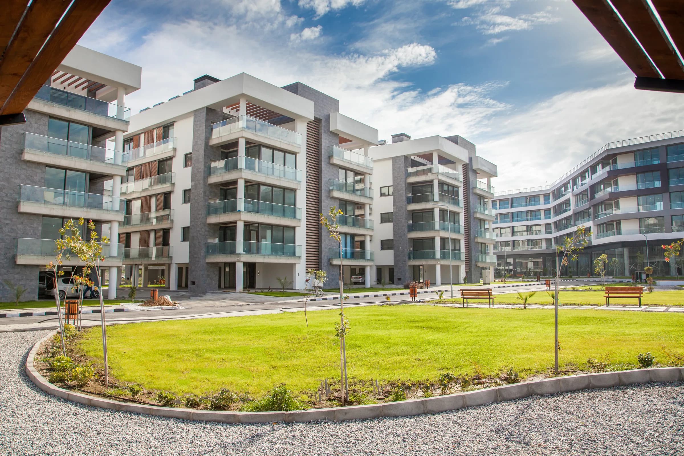 Four-storey apartment blocks around the landscaped courtyard (photo, December 2020)