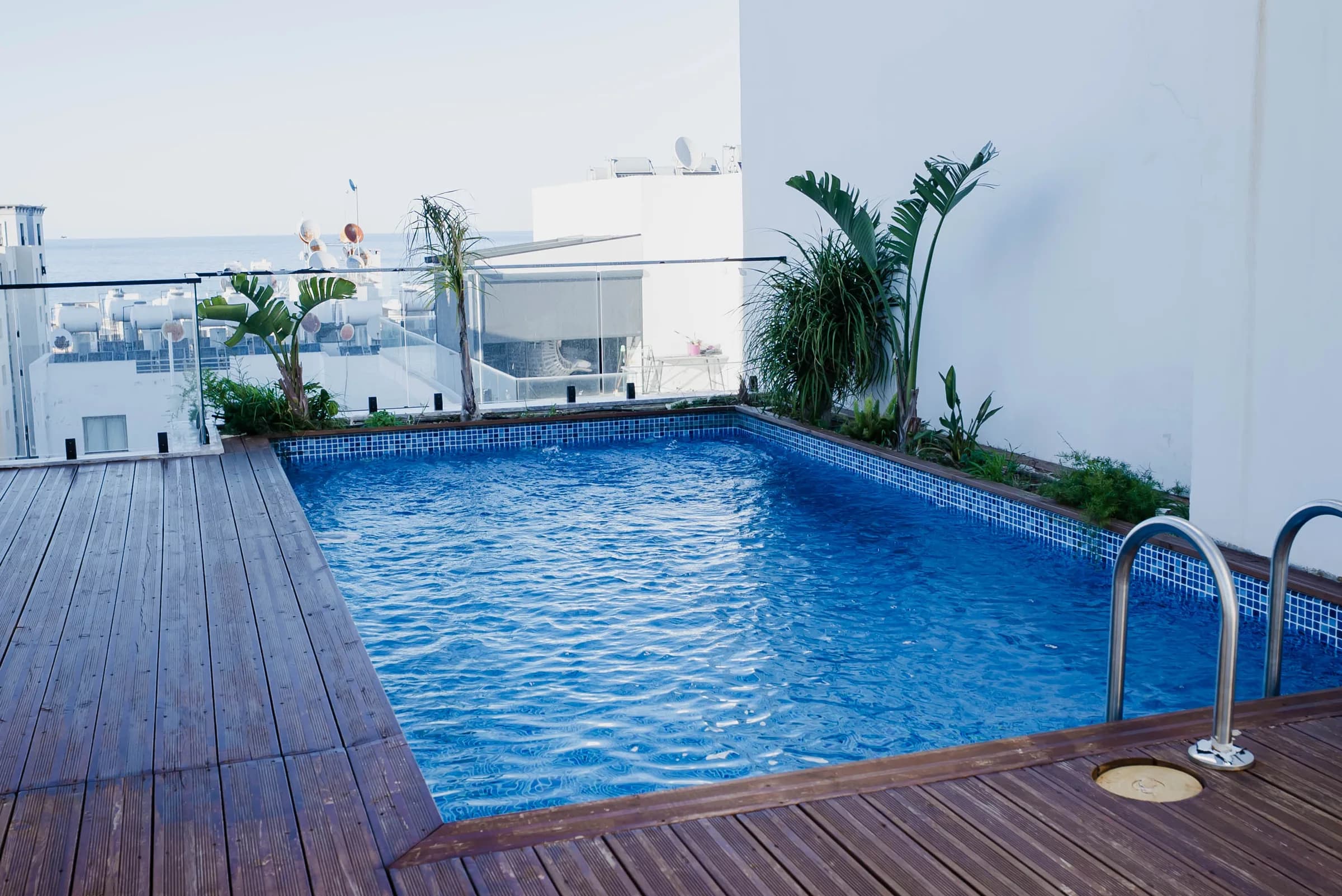 Show penthouse: private pool on the roof terrace