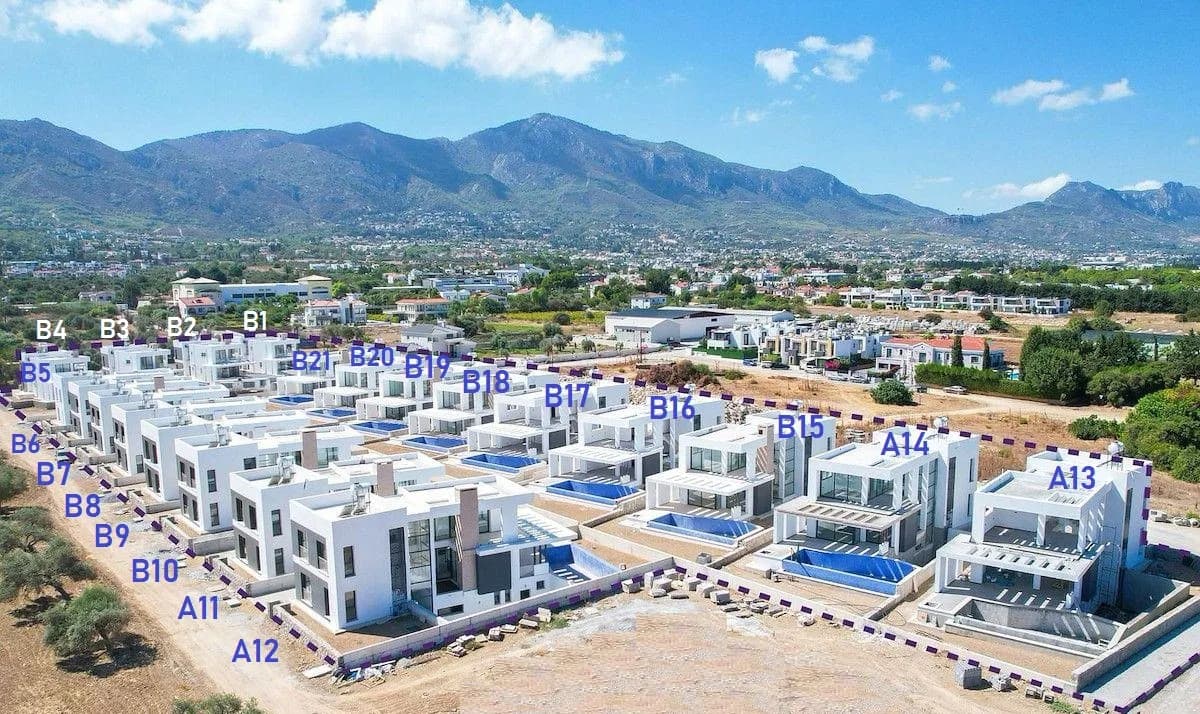 L'Plage, zdjęcie willi z lotu ptaka z numerami willi, w tle góry Kyrenia