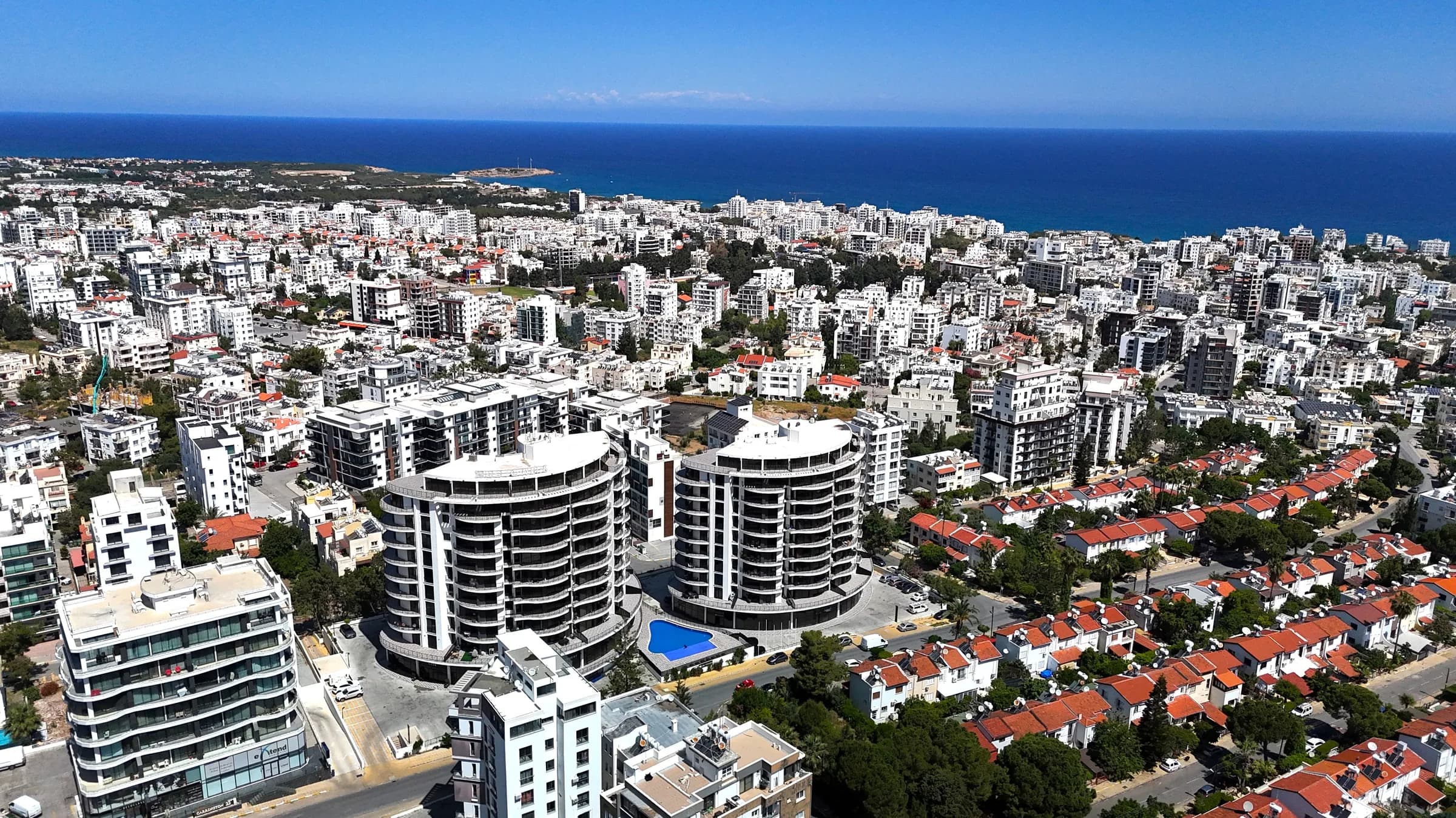 CC Towers Girne, zdjęcie z drona: budynki A i B w Kyrenii, w tle morze (maj 2024)
