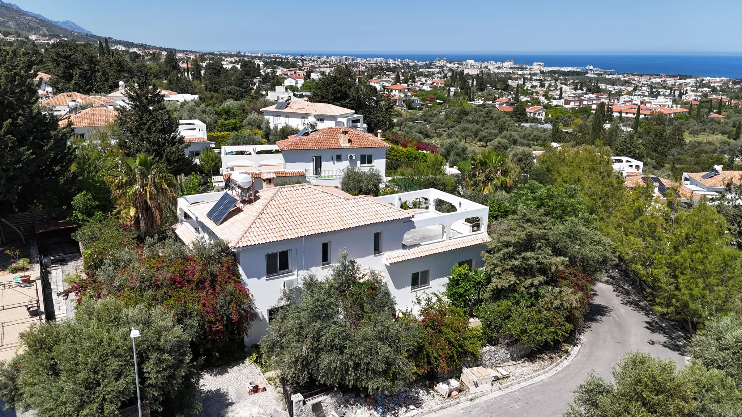 Widok z drona na willę Ozanköy Villas, w tle Kyrenia i morze (kwiecień 2024)